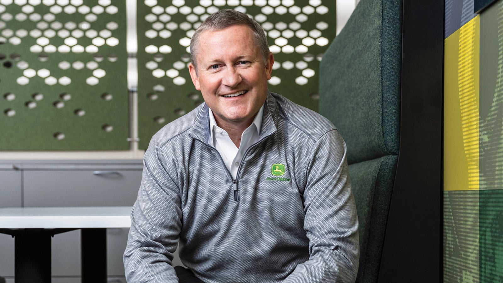 John C. May ที่สำนักงานใหญ่ของ John Deere