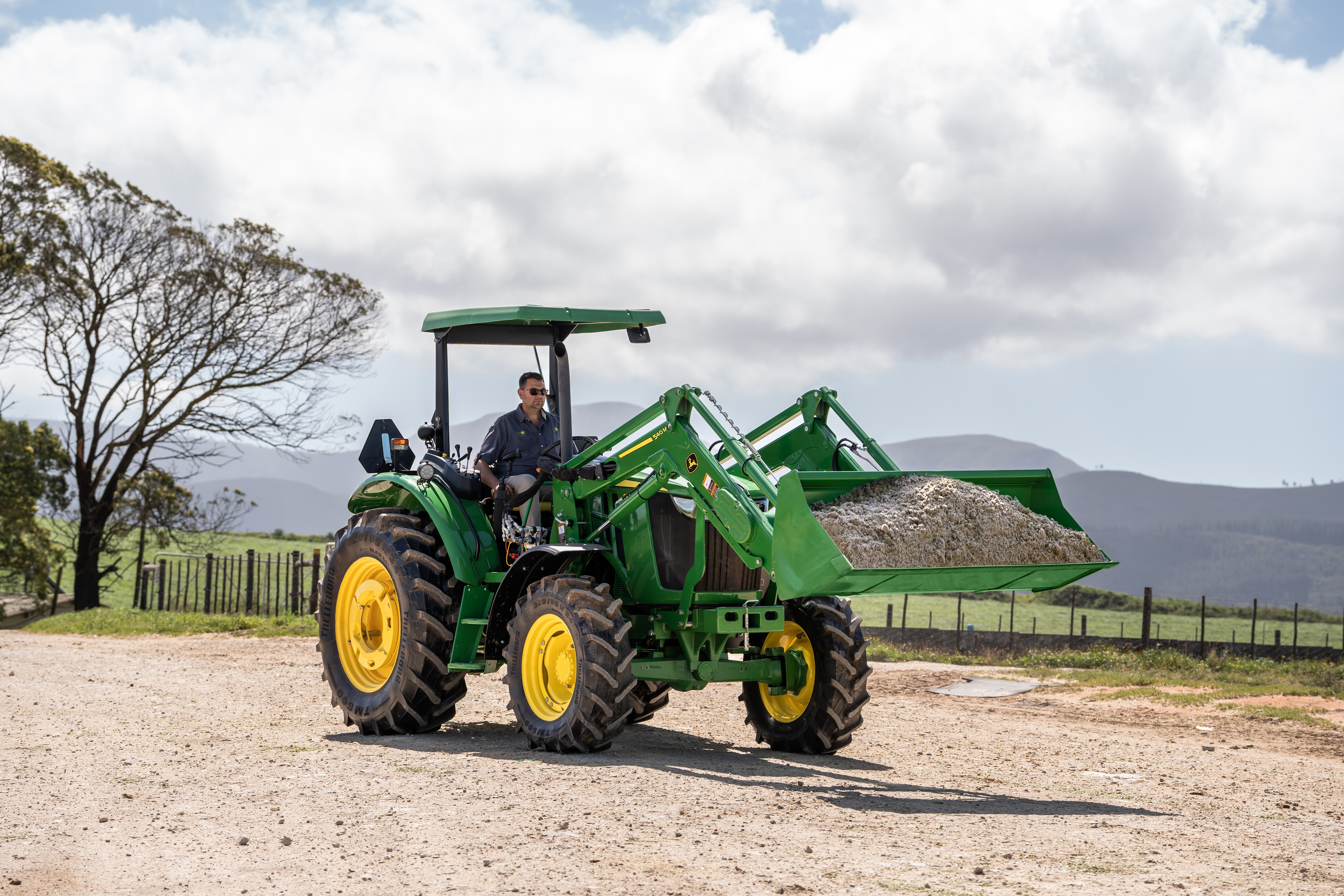 รถแทรกเตอร์ John Deere รุ่น 6B